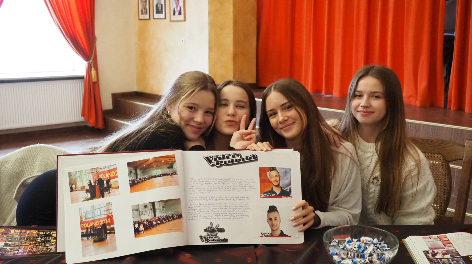 Zdjęcie Dzień Otwarty 2024 (14)362364c4-f1a9-43a8-bf1c-2d777d602e06.jpg w galerii Targi Szkół i Dzień Otwarty w II LO - 11.03.2024 r.